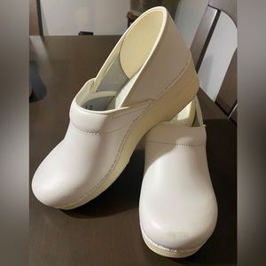 Dansko white nursing shoes size 40